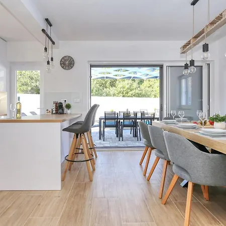 Gea With Heated Pool *