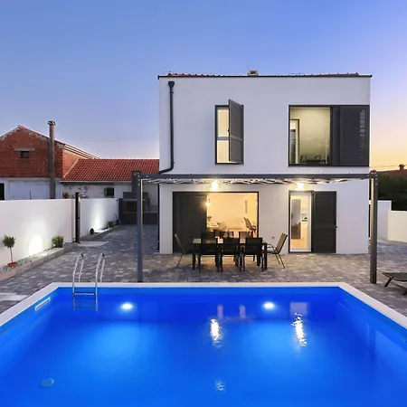 Gea With Heated Pool *