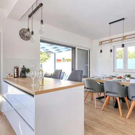 Gea With Heated Pool Villa Vrsi
