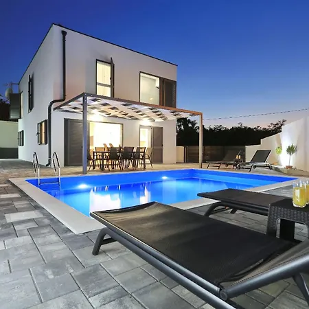 Villa Gea With Heated Pool