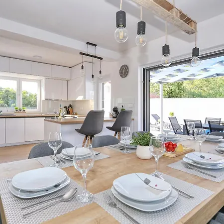 Gea With Heated Pool Villa *