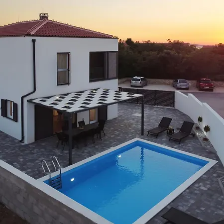 Gea With Heated Pool Villa *