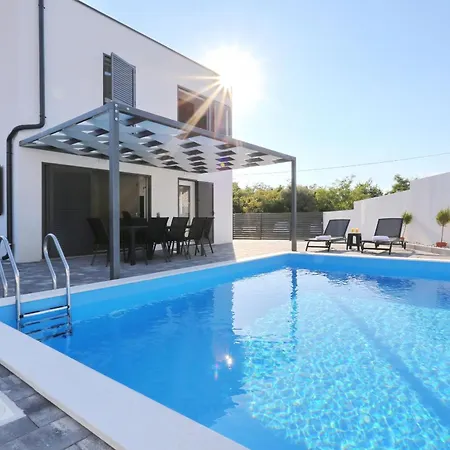 וילה Gea With Heated Pool ורסי