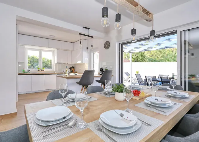 Gea With Heated Pool Villa *